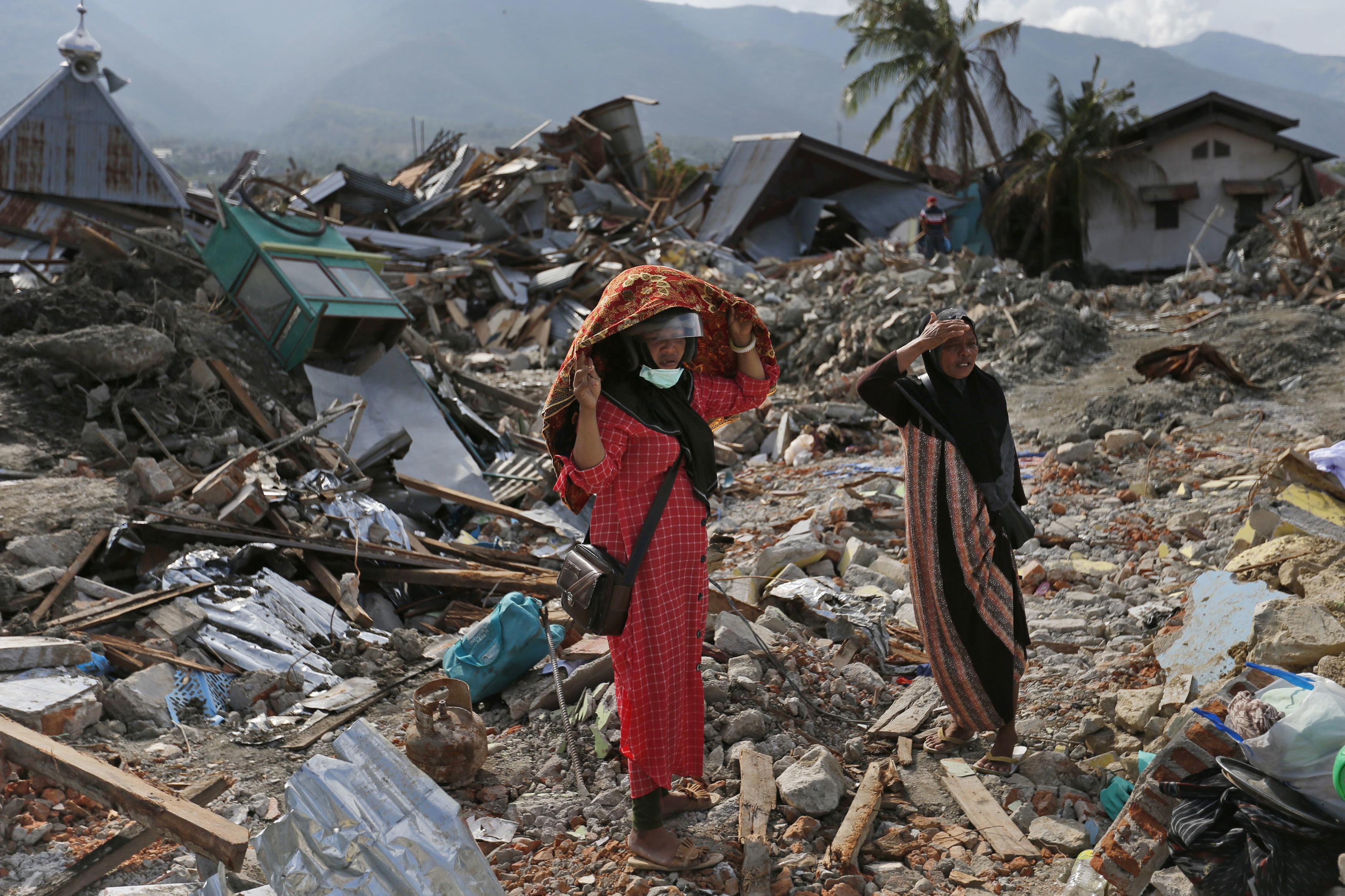 Dodental na aardbeving en tsunami op Sulawesi stijgt tot 2.256 | VRT